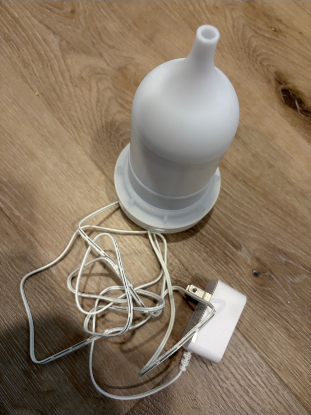 White Portable Ultrasonic Aromatherapy Diffuser with Timer Controls - Picture 4 of 4